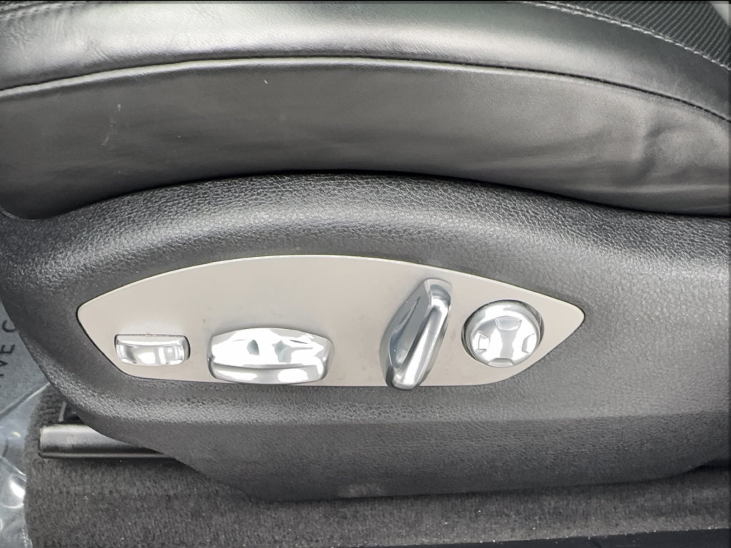 Used 2023 Porsche Macan Turbo AWD/4WD image 23