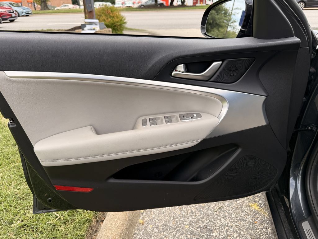 Used 2023 Genesis G70 2.0T AWD/4WD image 40
