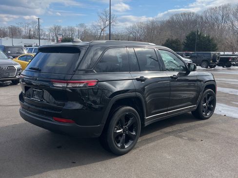 Used 2023 Jeep Grand Cherokee Altitude image 5