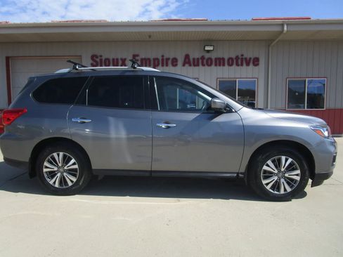 Used 2017 Nissan Pathfinder SL FWD image 2