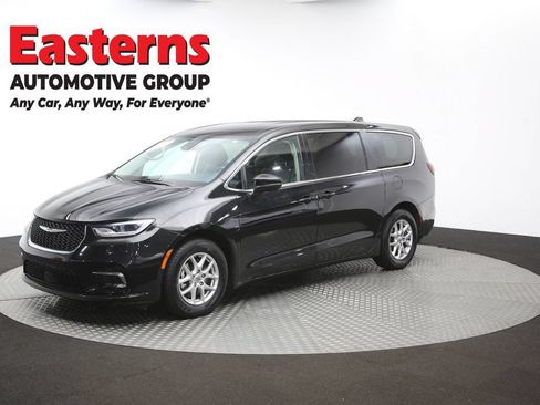 Used 2023 Chrysler Pacifica Touring-L FWD image 58