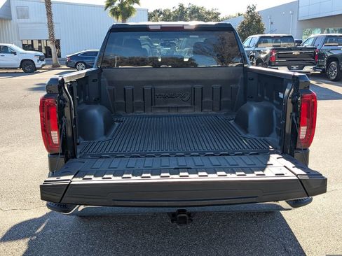 Used 2025 GMC Sierra 1500 SLT image 4