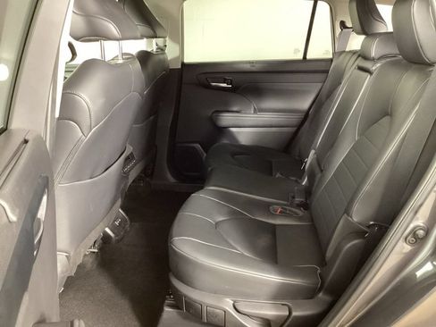 Used 2023 Toyota Highlander XLE AWD/4WD image 29