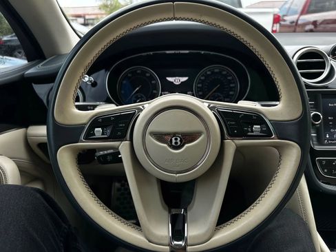 Used 2017 Bentley Bentayga image 34