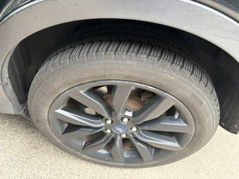 Used 2017 Ford Escape SE w/ SE Sport Appearance Package FWD image 23