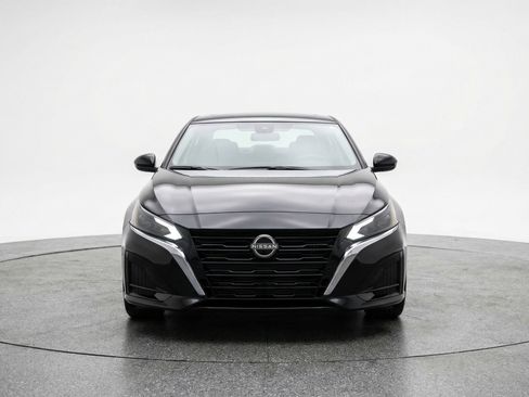 Used 2025 Nissan Altima 2.5 SV FWD image 2