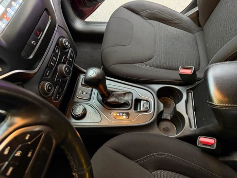 Used 2020 Jeep Cherokee Latitude w/ Cold Weather Group image 10