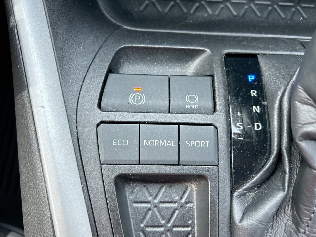 Used 2021 Toyota RAV4 XLE w/ Convenience Package FWD image 34