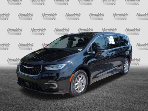 Used 2024 Chrysler Pacifica Touring-L FWD image 5