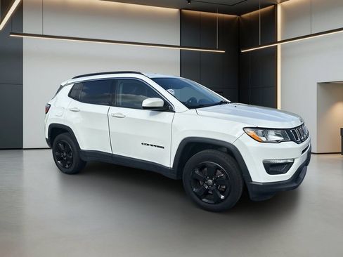 Used 2018 Jeep Compass Latitude w/ Cold Weather Group AWD/4WD image 9