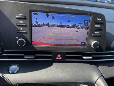 Used 2021 Hyundai Elantra SEL image 2