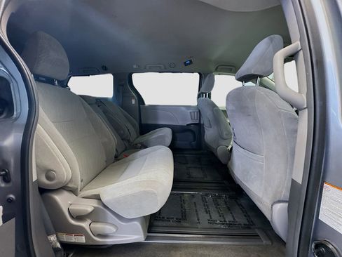 Used 2018 Toyota Sienna LE image 15