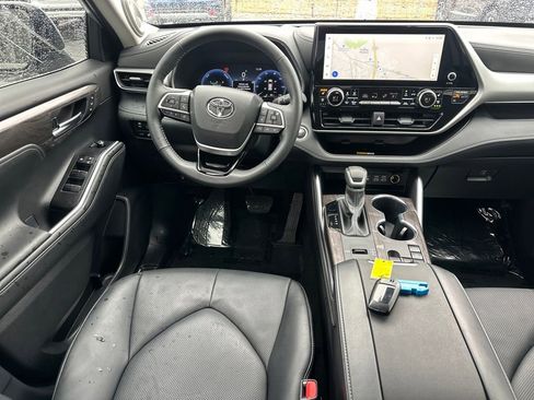 Used 2025 Toyota Highlander Platinum image 16