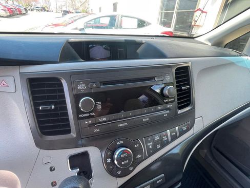 Used 2014 Toyota Sienna LE image 16