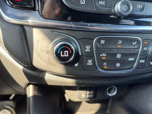Used 2022 Chevrolet Traverse LT w/ LT Premium Package FWD image 22
