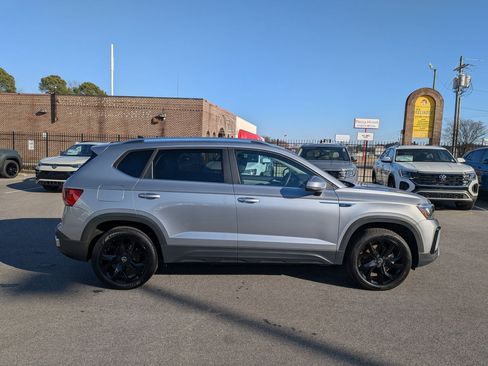 Used 2023 Volkswagen Taos SE w/ Black Wheel Package image 2