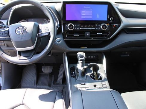 Used 2023 Toyota Highlander XLE AWD/4WD image 10