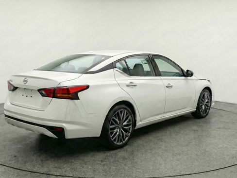 Used 2025 Nissan Altima 2.5 SV FWD image 9