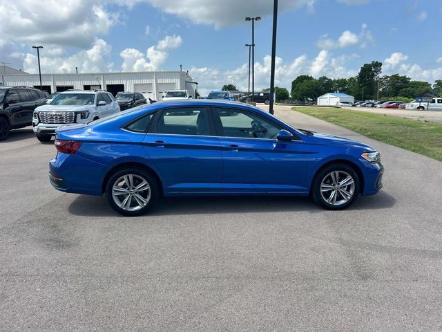 Used 2024 Volkswagen Jetta SE FWD image 3