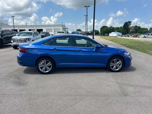 Used 2024 Volkswagen Jetta SE FWD image 3