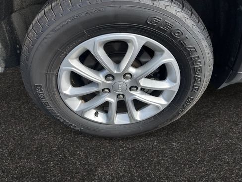 Used 2021 Jeep Grand Cherokee Laredo image 8