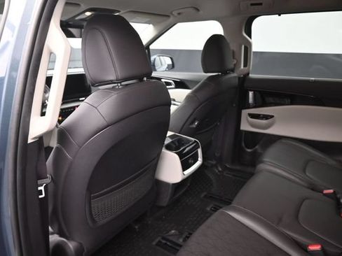 Used 2024 Kia Carnival EX FWD image 2