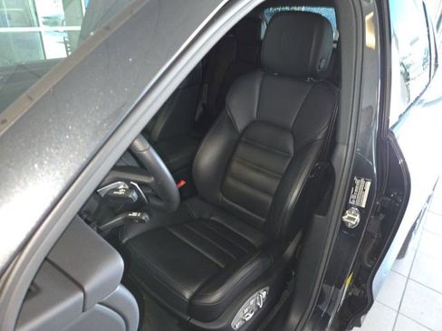 Used 2025 Porsche Macan AWD/4WD image 11