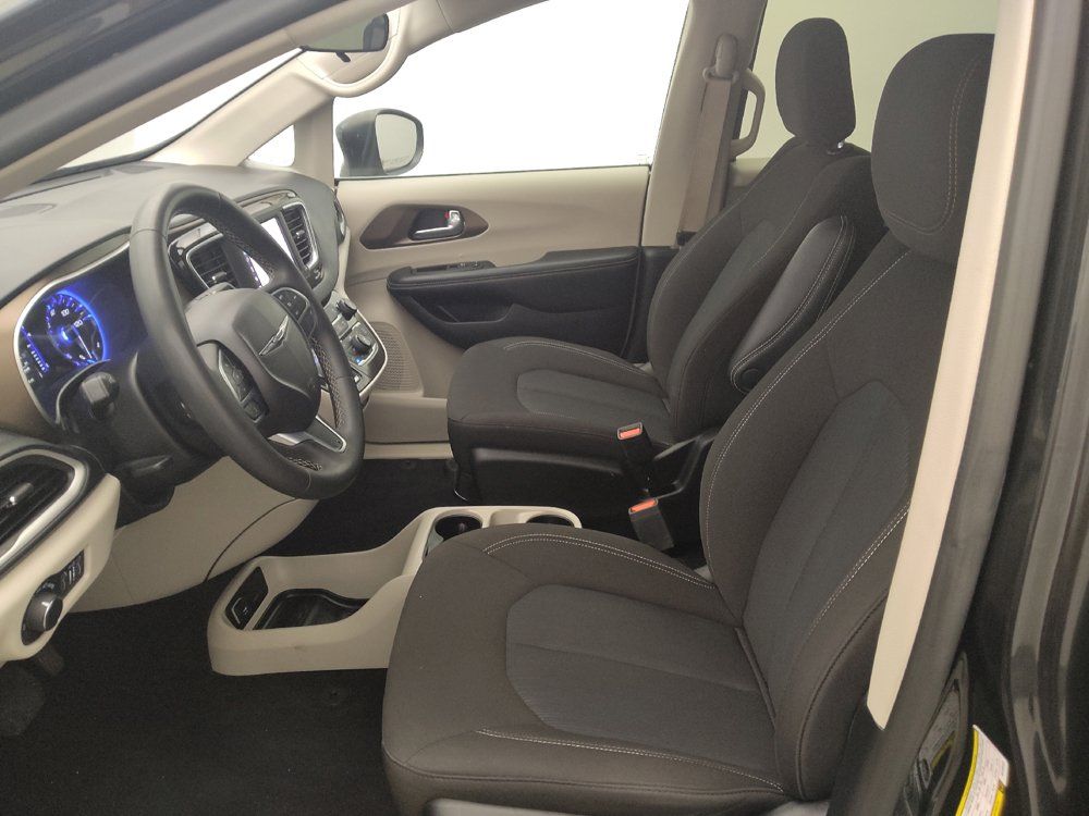 Used 2022 Chrysler Voyager LX FWD image 17