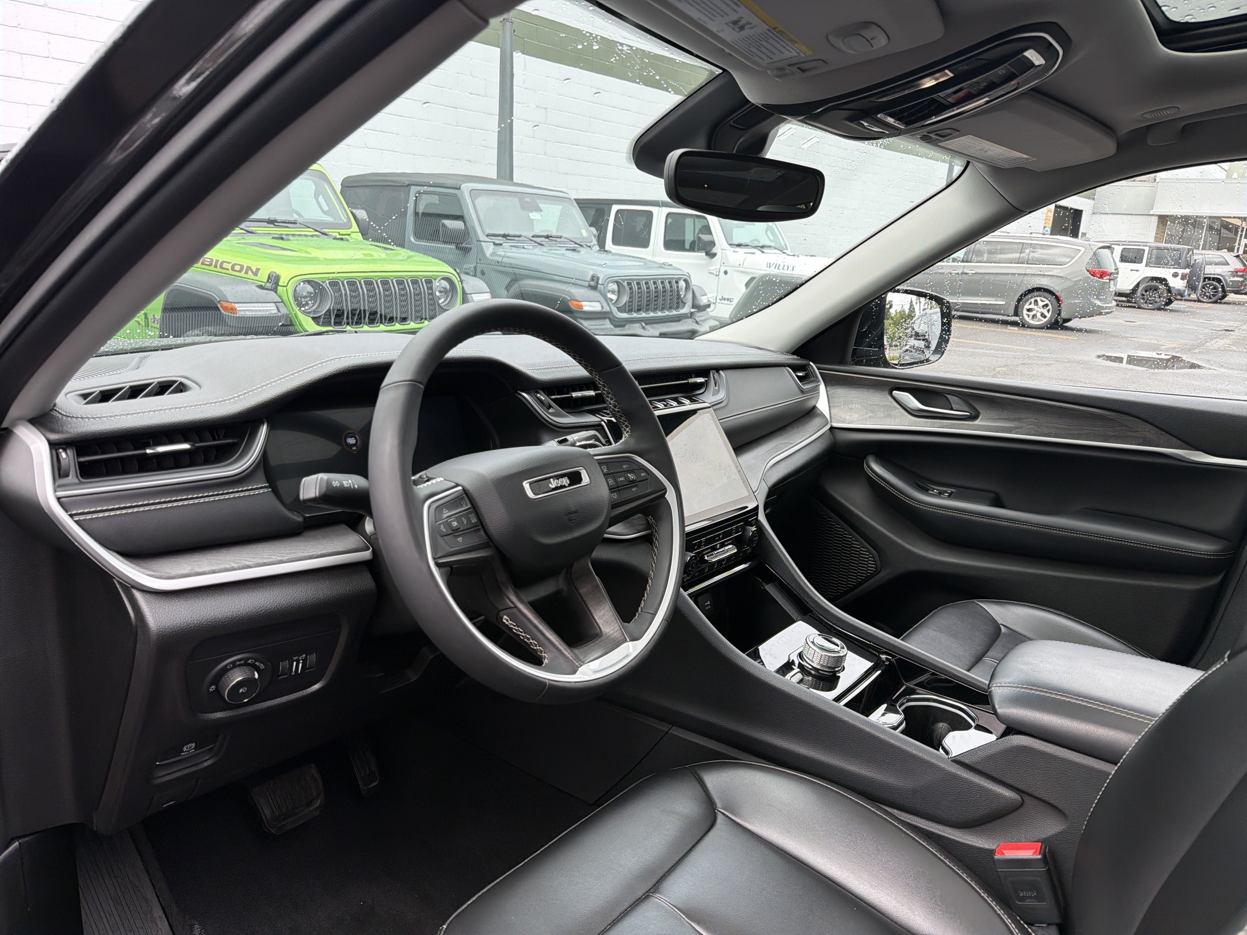 Used 2023 Jeep Grand Cherokee L Limited AWD/4WD image 9