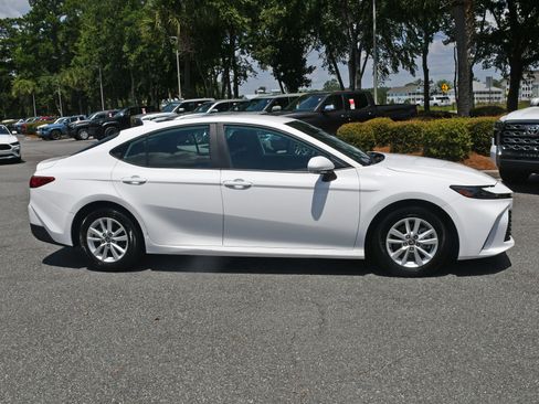 Used 2025 Toyota Camry LE FWD image 5