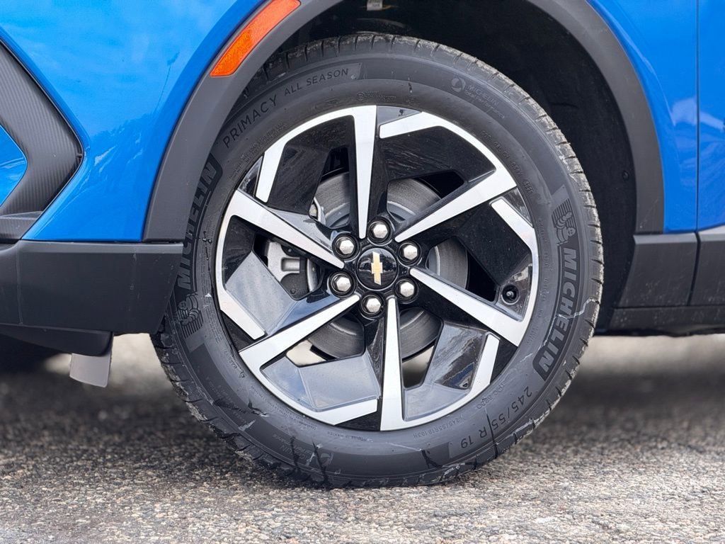 New 2026 Chevrolet Equinox EV LT AWD/4WD image 2