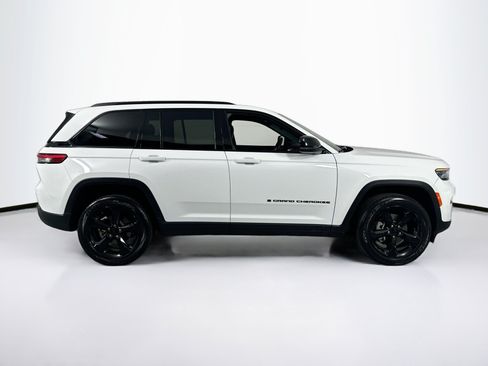 Used 2023 Jeep Grand Cherokee Altitude AWD/4WD image 4