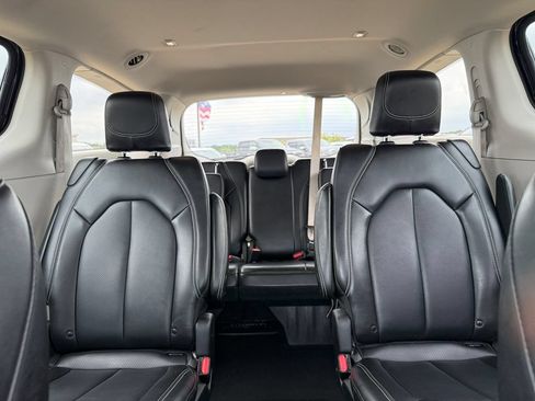 Used 2024 Chrysler Pacifica Touring-L FWD image 47