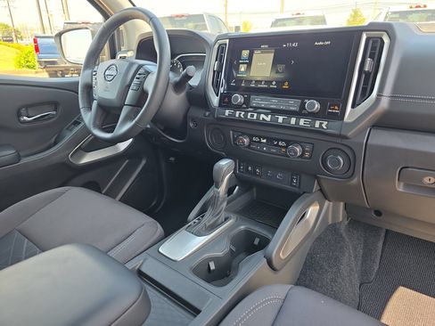 Used 2025 Nissan Frontier SV w/ SV Convenience Package RWD image 16