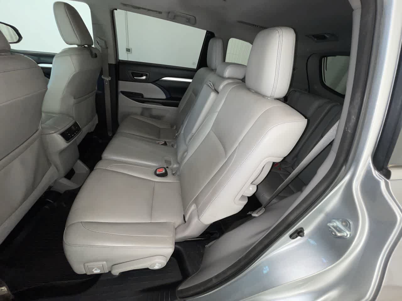 Used 2018 Toyota Highlander XLE AWD/4WD image 23