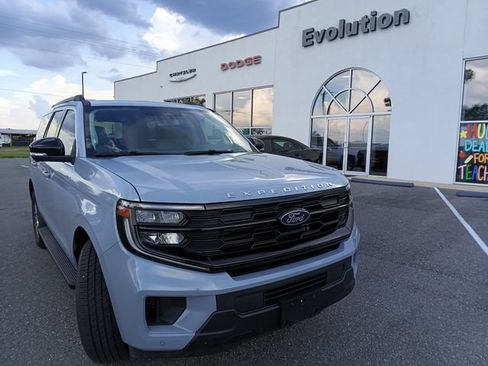 Used 2025 Ford Expedition Active RWD image 3