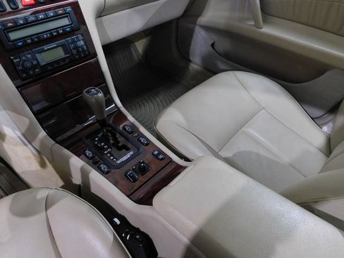 Used 1999 Mercedes-Benz E 320 4MATIC Sedan image 33