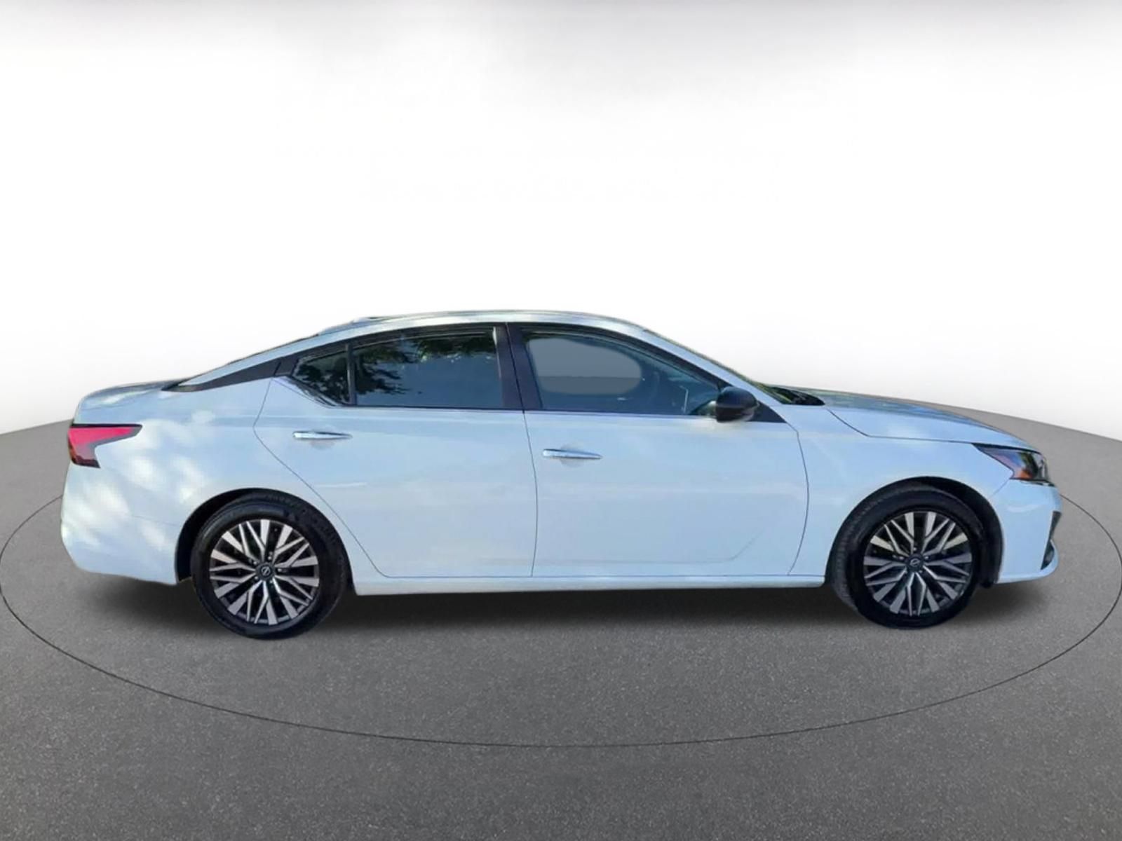 Used 2025 Nissan Altima 2.5 SV FWD image 15