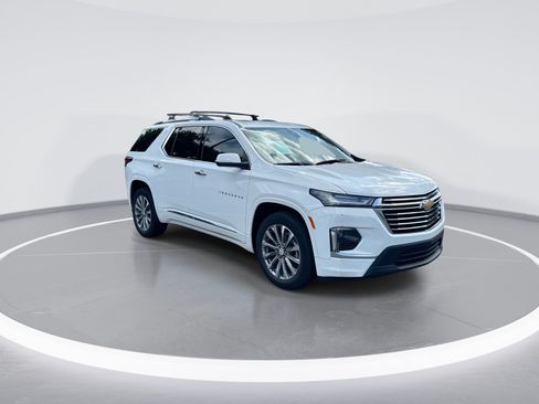 Used 2023 Chevrolet Traverse Premier FWD image 2