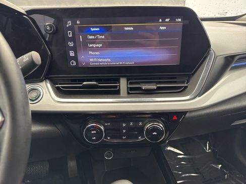 Used 2025 Chevrolet Trax LT w/ LT Convenience Package image 18