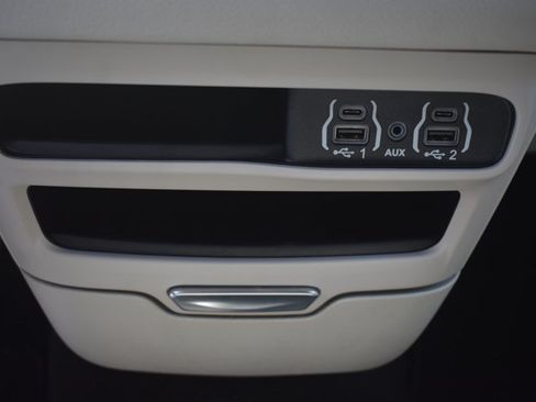 Used 2024 Chrysler Pacifica Limited FWD image 30
