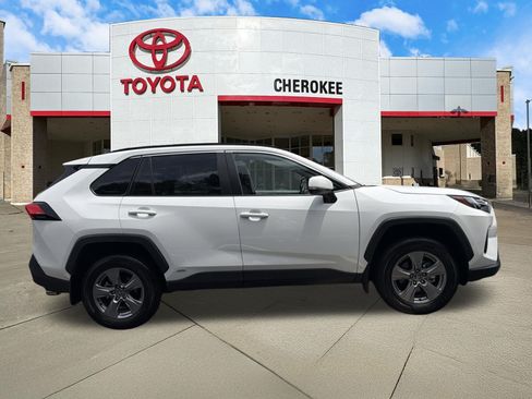 Used 2025 Toyota RAV4 XLE AWD/4WD image 4