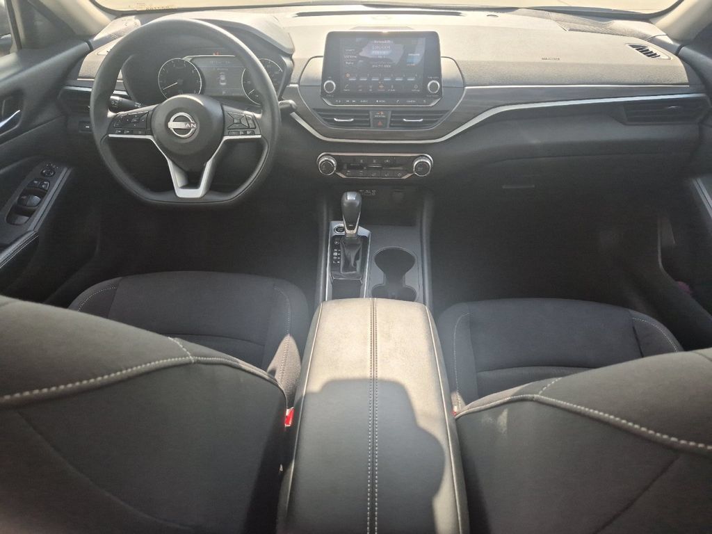 Used 2025 Nissan Altima 2.5 SV FWD image 13