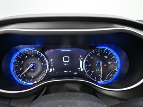 Used 2023 Chrysler Pacifica Touring-L image 16