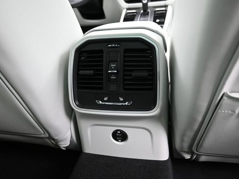 Used 2022 Porsche Macan image 28