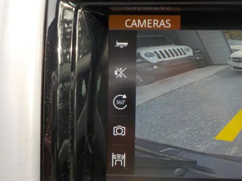 Used 2017 Land Rover Discovery HSE image 19