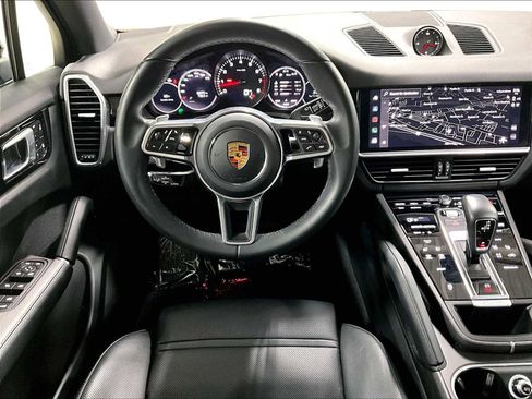 Used 2022 Porsche Cayenne image 16