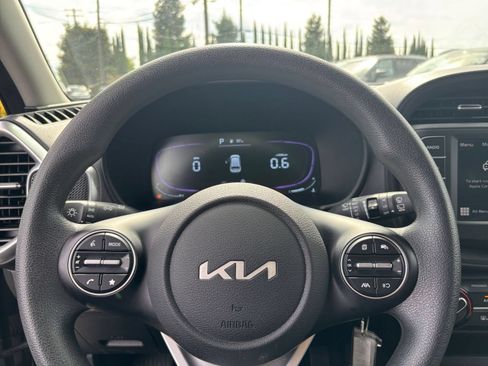Used 2025 Kia Soul LX w/ LX Technology Package FWD image 25