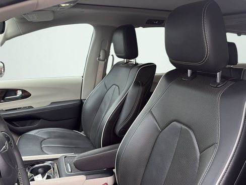 Used 2023 Chrysler Pacifica Limited w/ Uconnect Theater Family Group image 12