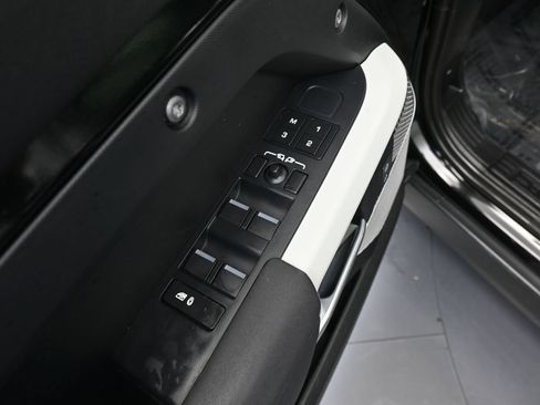 Used 2023 Land Rover Defender 130 SE AWD/4WD image 15